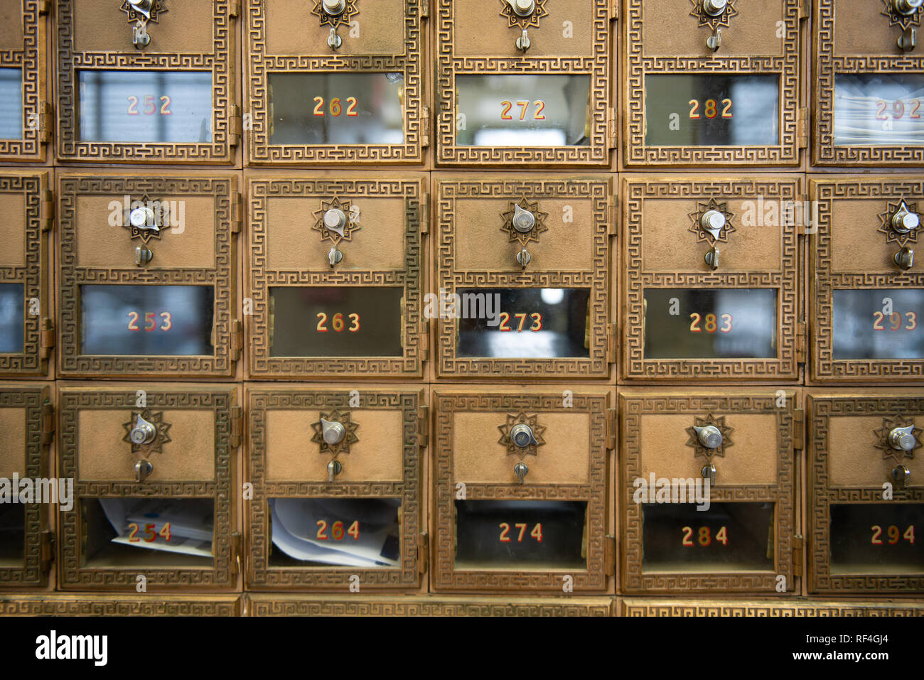 Caselle postali e un ufficio postale che utilizza una combinazione di sbloccare le caselle postali. Foto Stock