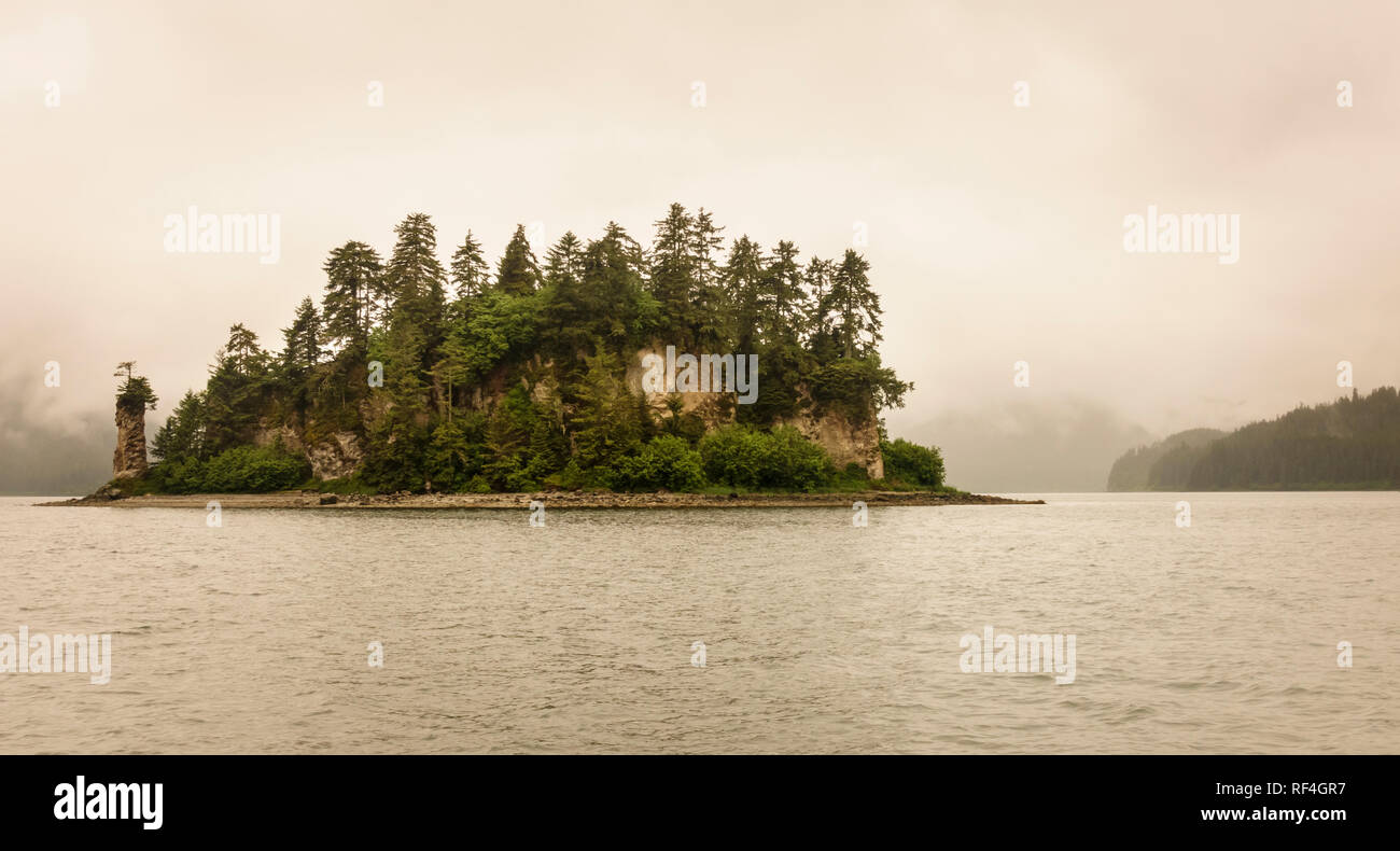 Chimney Rock è un punto di riferimento locale su una piccola isola vicino a Hoonah, Alaska. Bellissima Alaskan natura deserto paesaggio. Foto Stock