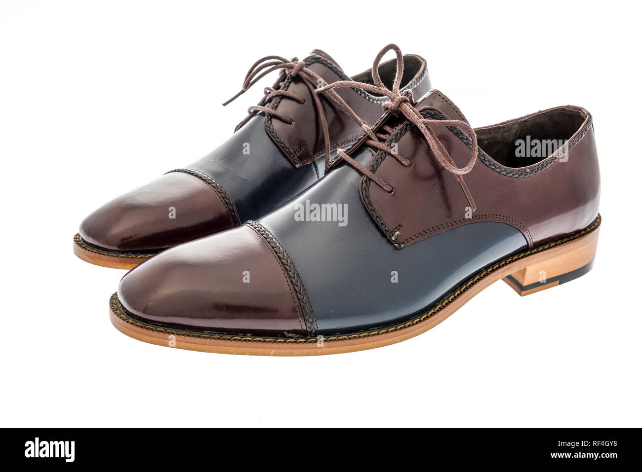 Una coppia di derby navy multi cap toe vestono scarpe isolato su un background Foto Stock