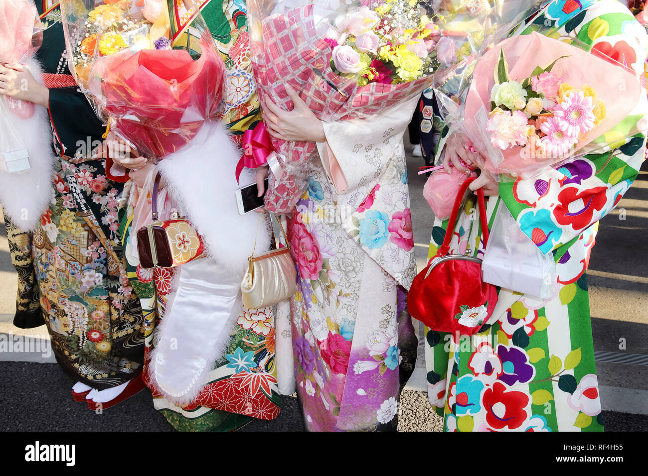 Giovani donne giapponesi di indossare il kimono tradizionali per la venuta del giorno di età celebrazione Foto Stock