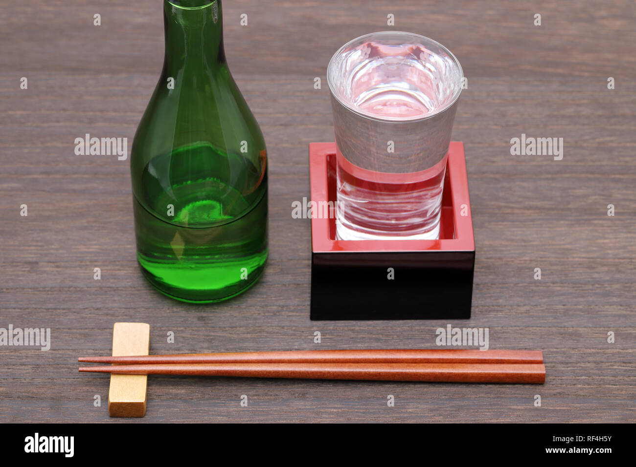 Giapponese scatola in legno masu con amore su di un tavolo di legno Foto Stock