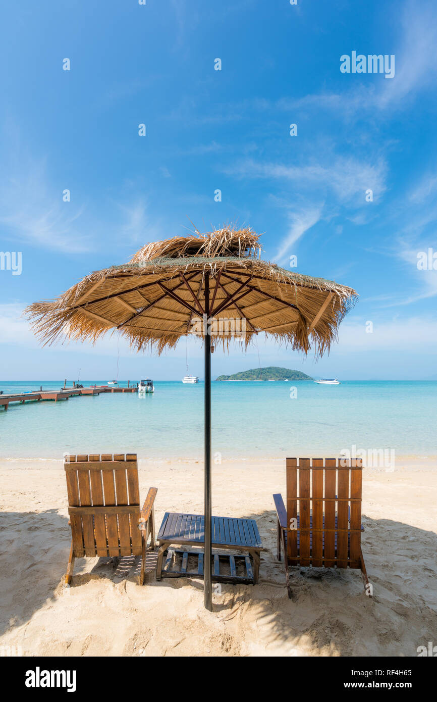 Sedie a sdraio e ombrellone in estate isola di Phuket, Tailandia. Estate, Viaggi, vacanze e concetto di vacanza. Foto Stock