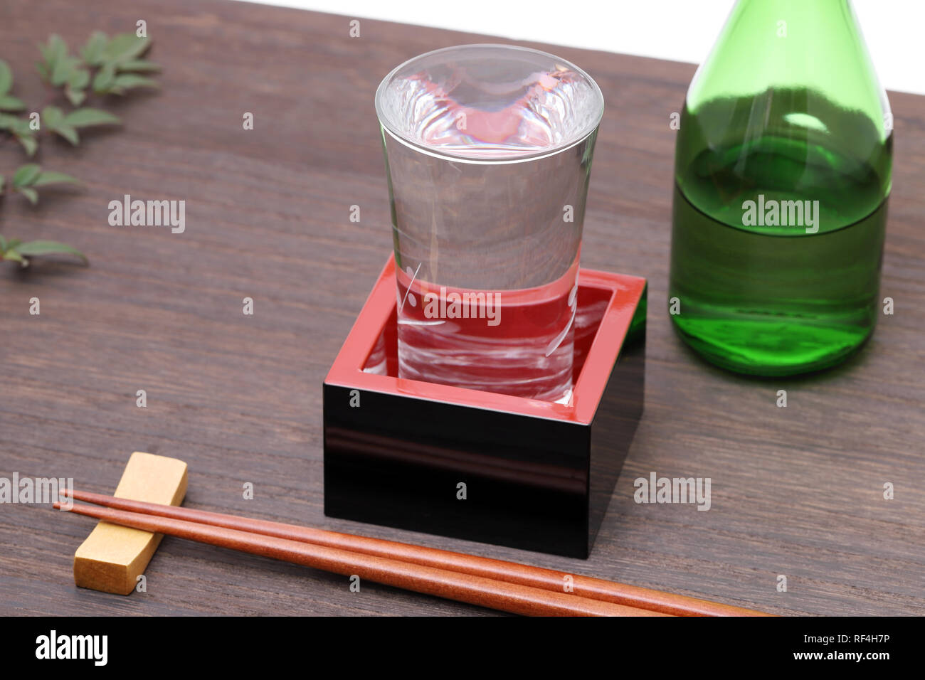 Giapponese scatola in legno masu con amore su di un tavolo di legno Foto Stock