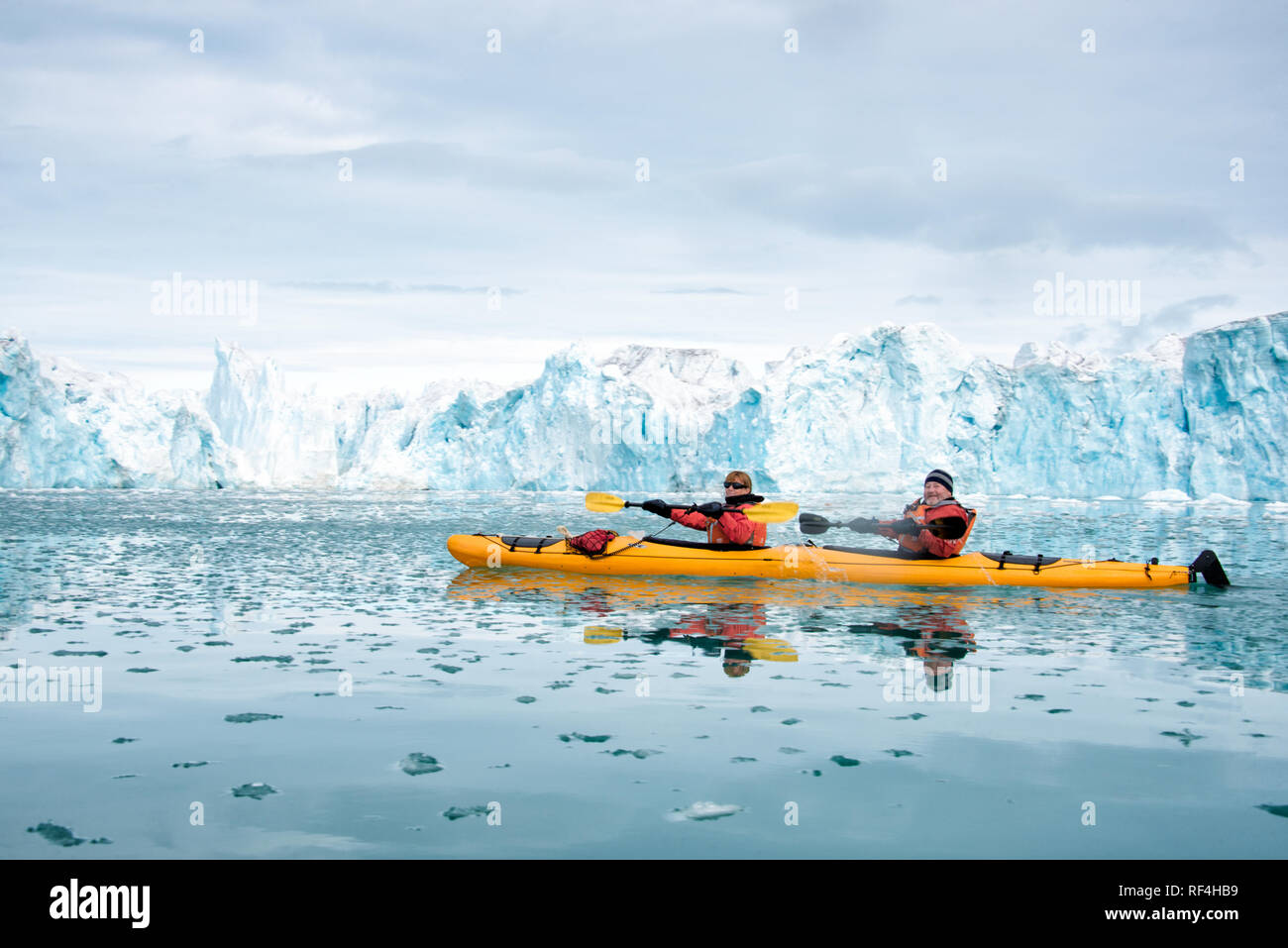 GHIACCIAIO di BRASVELLBREEN, Svalbard — i kayak navigano nelle acque ghiacciate vicino al ghiacciaio di Brasvellbreen, uno dei ghiacciai più imponenti dell'arcipelago di Svalbard. Questa esperienza unica in kayak offre ai visitatori un incontro ravvicinato con il paesaggio artico, mettendo in evidenza la vasta e maestosa bellezza naturale della regione. Foto Stock