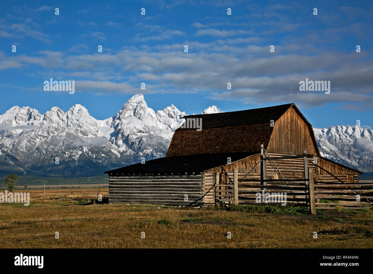 WY02907-00...WYOMING - vecchio fienile con i Teton Range sullo sfondo situato lungo la storica mormone riga nel Parco Nazionale di Grand Teton. Foto Stock