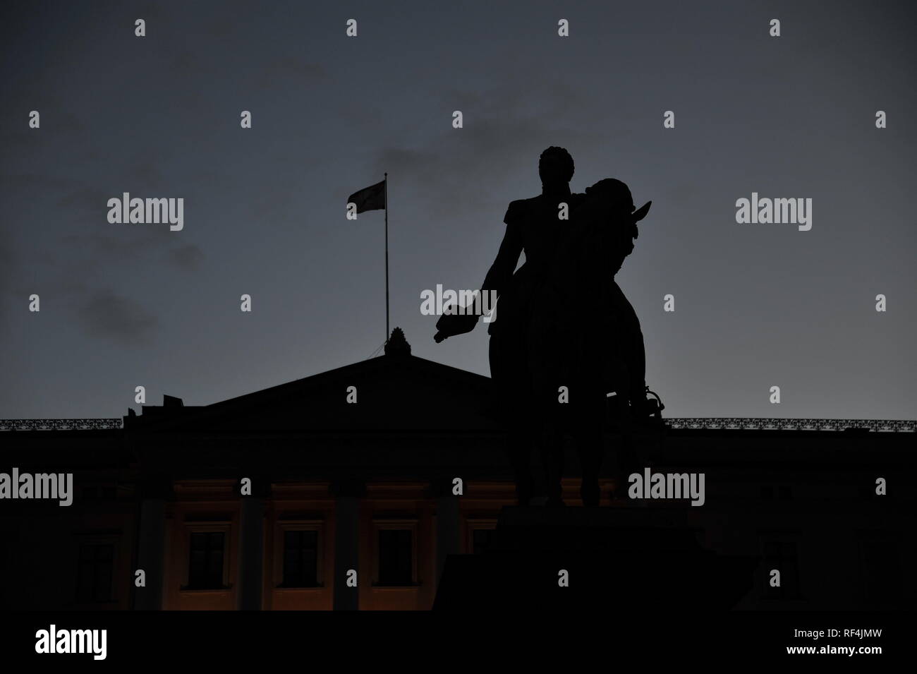 Statua del Re norvegese Karl Johan XIV in silhouette, Oslo, Norvegia Foto Stock