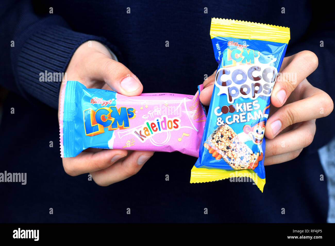 LCM's Kaleidos e coco pops biscotti e crema isolato su sfondo nero Foto Stock