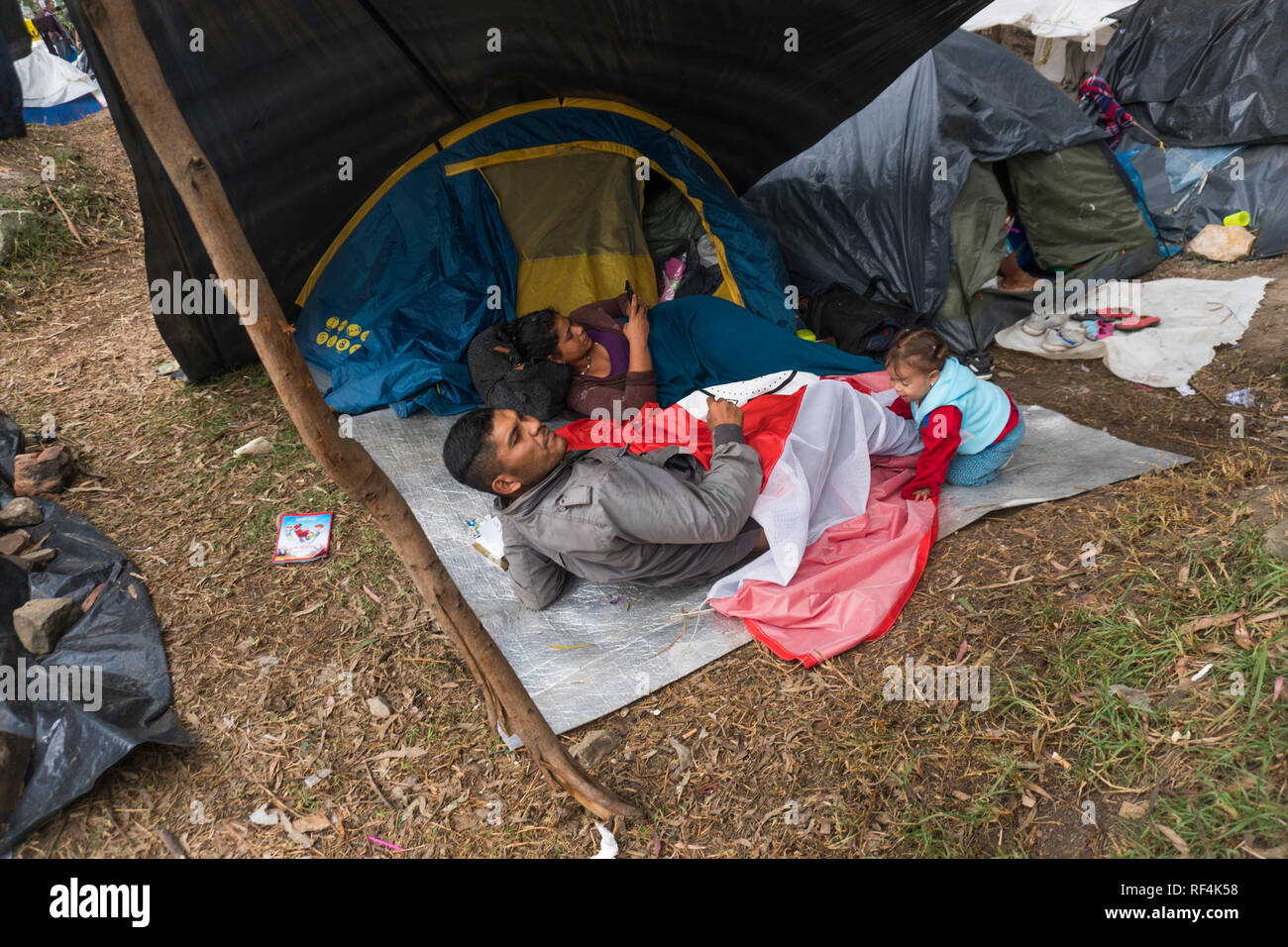 Un venezuelano famiglia nell'accampamento improvvisato costruito dai venezuelani per dormire e mangiare vicino al terminale di trasporto di Bogotá Foto Stock