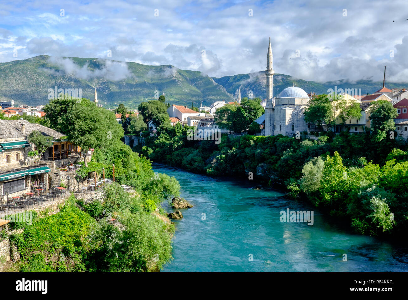 La fiabesca città di Mostar, un luogo di mistero, di intrighi e di storia. Foto Stock