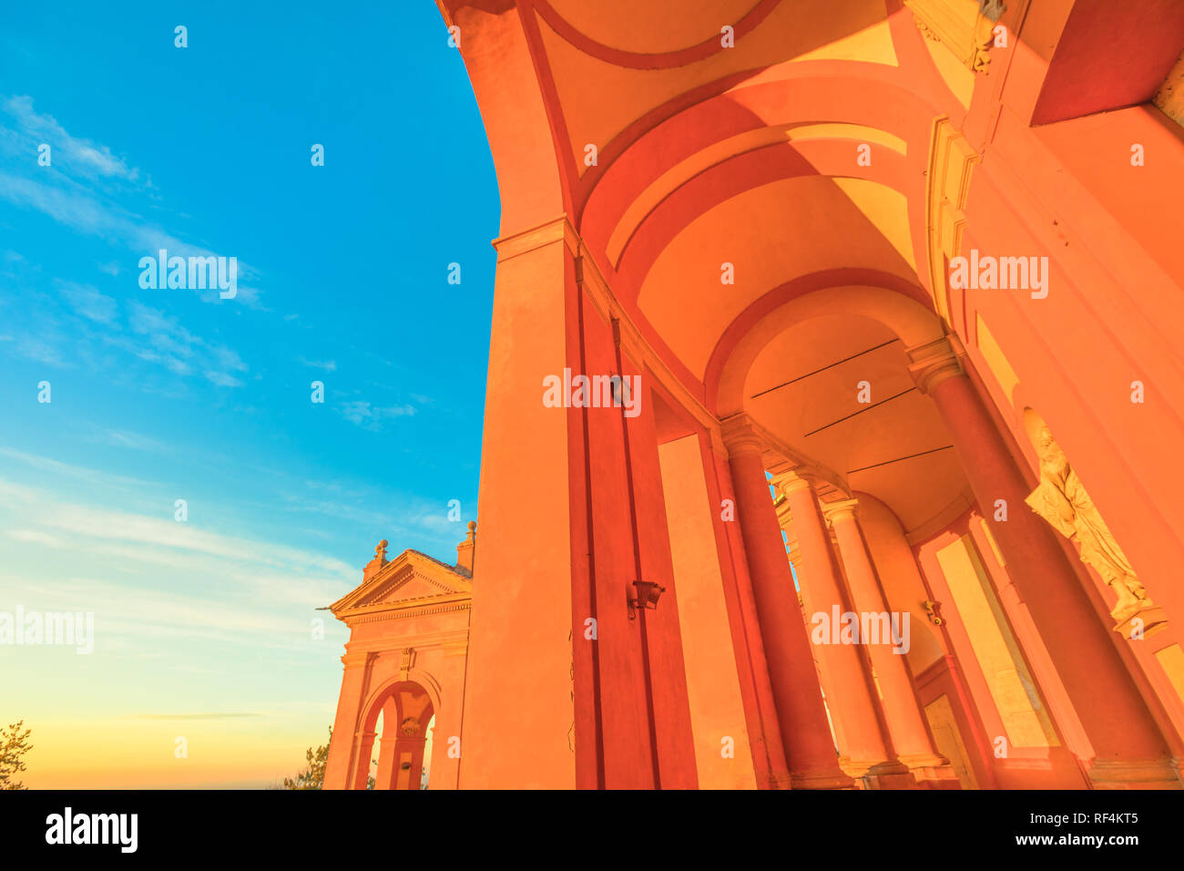 Vista inferiore del portone di San Luca Santuario. La città di Bologna, Italia, Emilia Romagna in Europa. Fondo di architettura. La luce del tramonto shot. Giornata di sole. Foto Stock