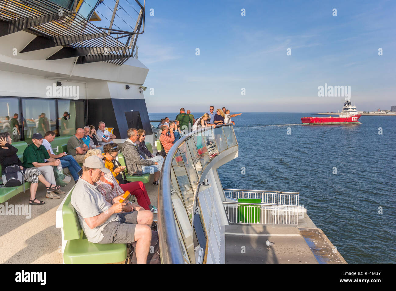 Le persone che si godono il viaggio in barca dall'isola di Texel a Den Helder città in Olanda Foto Stock