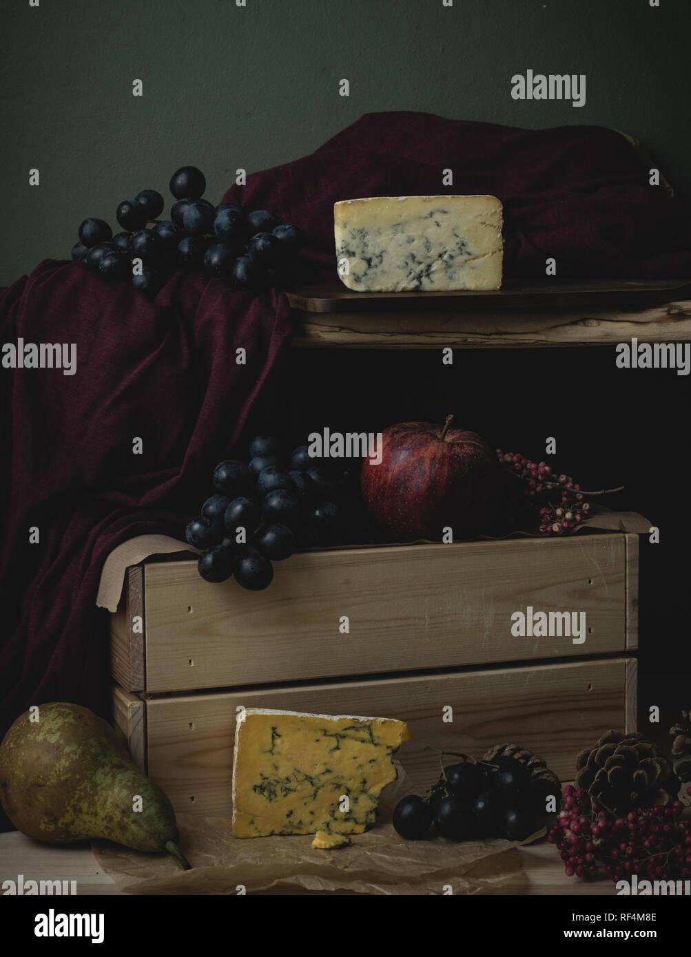 Formaggi e vino, uva, scuro fotografia di cibo Foto Stock
