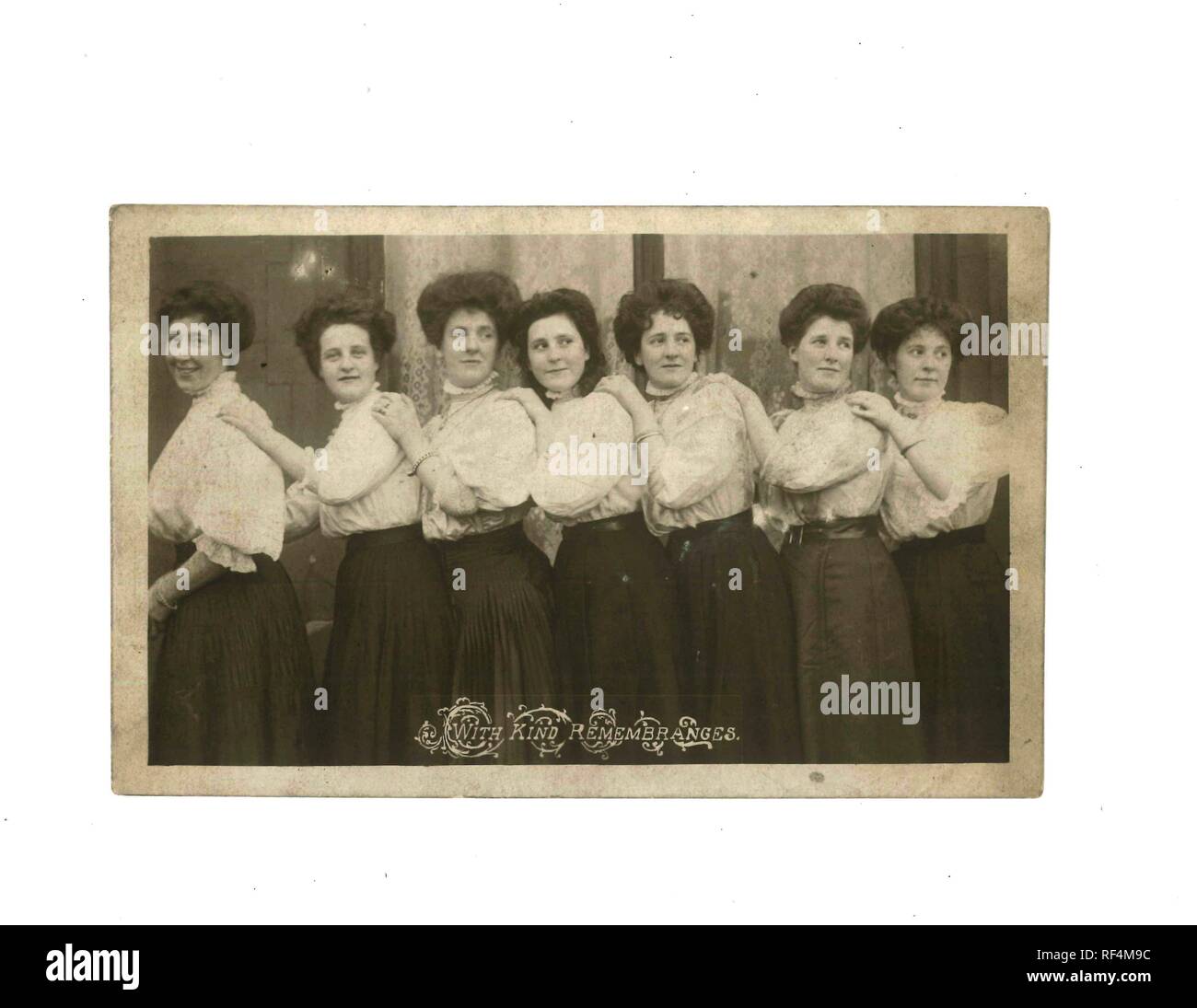 Vintage foto in bianco e nero di donne possibilmente nel novecento uniform - Storia Sociale Foto Stock