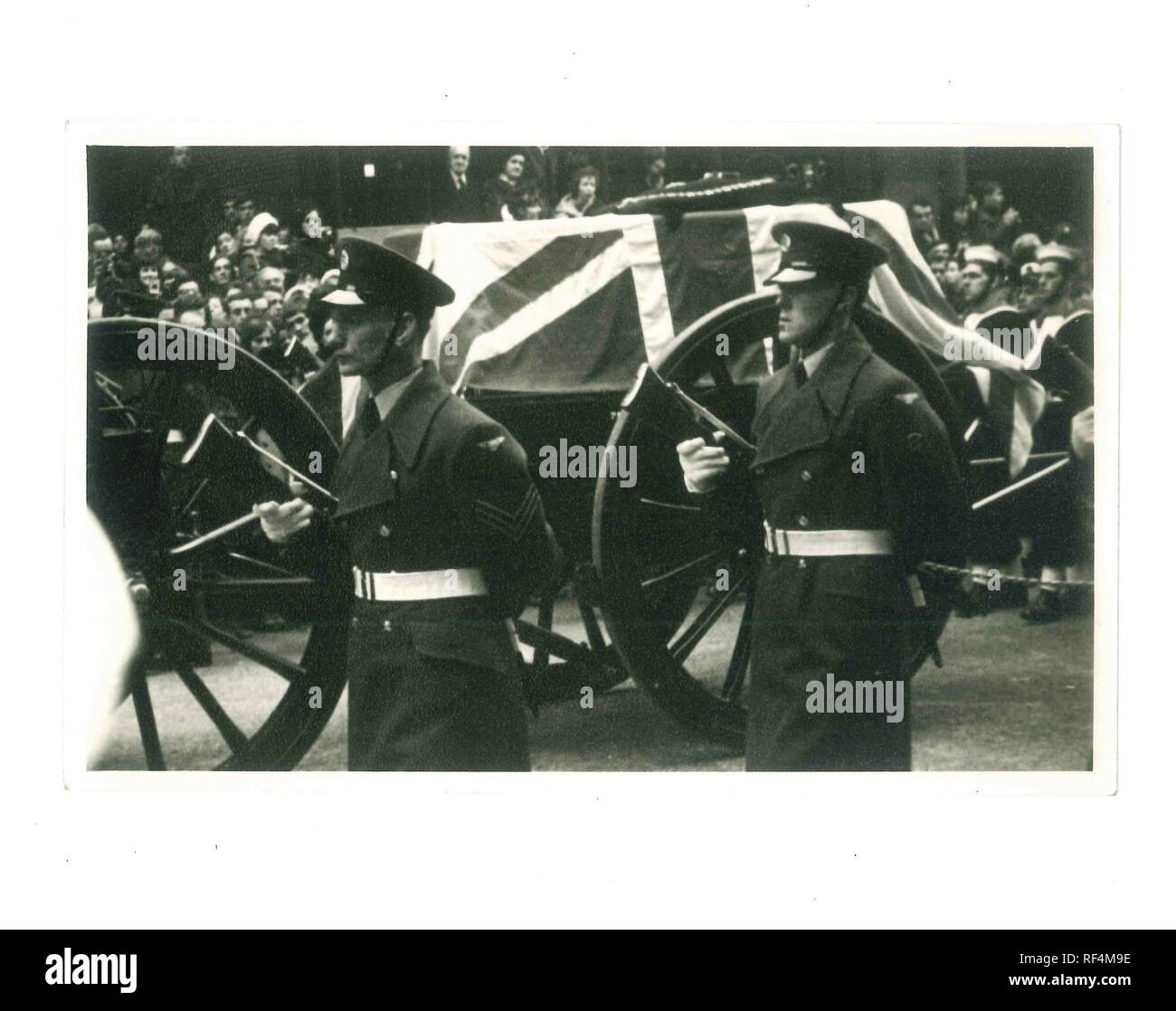 Winston Churchill's cavallo bara con bandiera drappeggiato e militari con la pistola camminare attraverso la folla 30 gennaio 1965- Storia Sociale Foto Stock