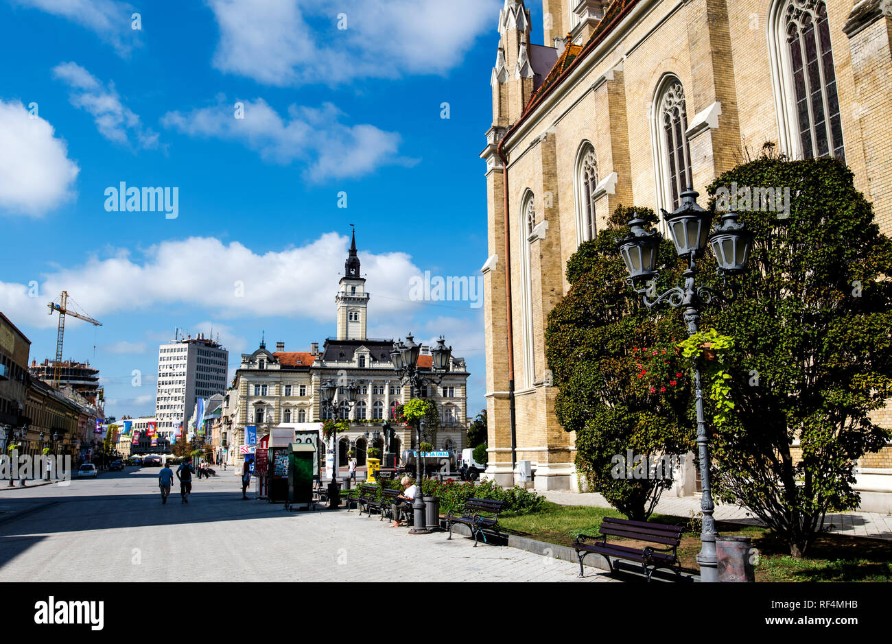 Novi Sad Serbia - Agosto 15, 2018: Novi Sad zona pedonale al centro di piazza della città in una giornata di sole Foto Stock