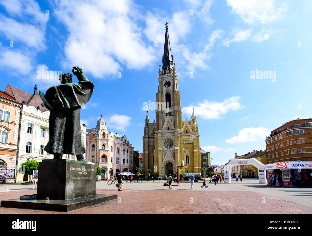 Novi Sad Serbia - Agosto 15, 2018: Novi Sad zona pedonale al centro di piazza della città in una giornata di sole Foto Stock