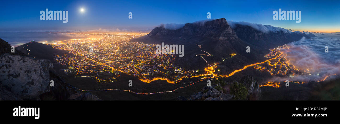 Escursionismo fino testa di leone per le viste della luna piena su Cape Town, Provincia del Capo Occidentale, Sud Africa è una delle attività più popolari. Foto Stock