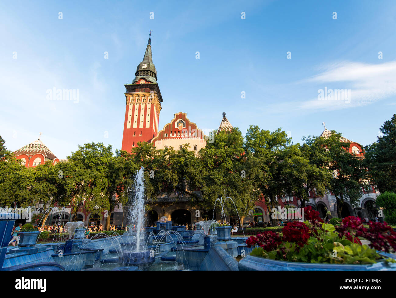 Subotica, Serbia - Agosto 15, 2018: Subotica cattedrale e il parco della città con la fontana in Serbia del nord Foto Stock