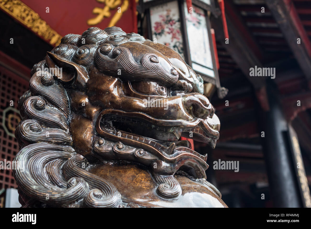 Leone di Bronzo statua in un tempio buddista, Chengdu Cina Foto Stock