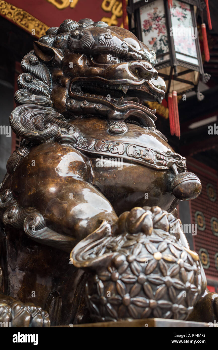 Leone di Bronzo statua in un tempio buddista, Chengdu Cina Foto Stock