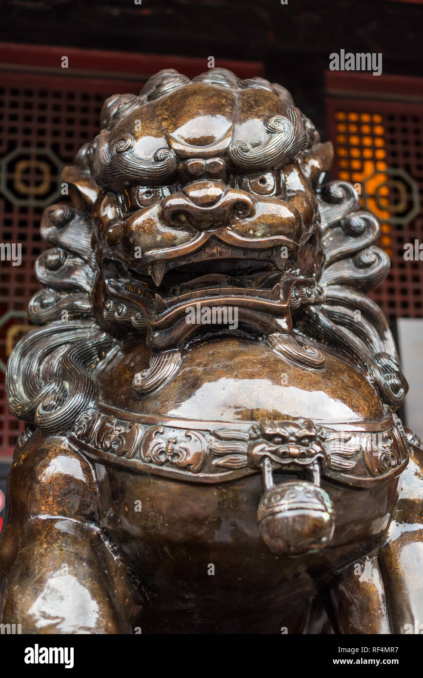 Leone di Bronzo statua in un tempio buddista, Chengdu Cina Foto Stock