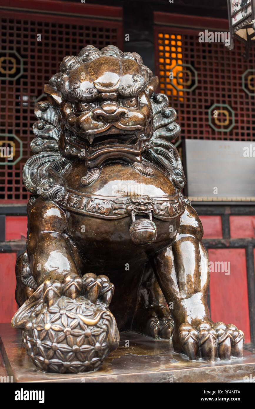 Leone di Bronzo statua in un tempio buddista, Chengdu Cina Foto Stock