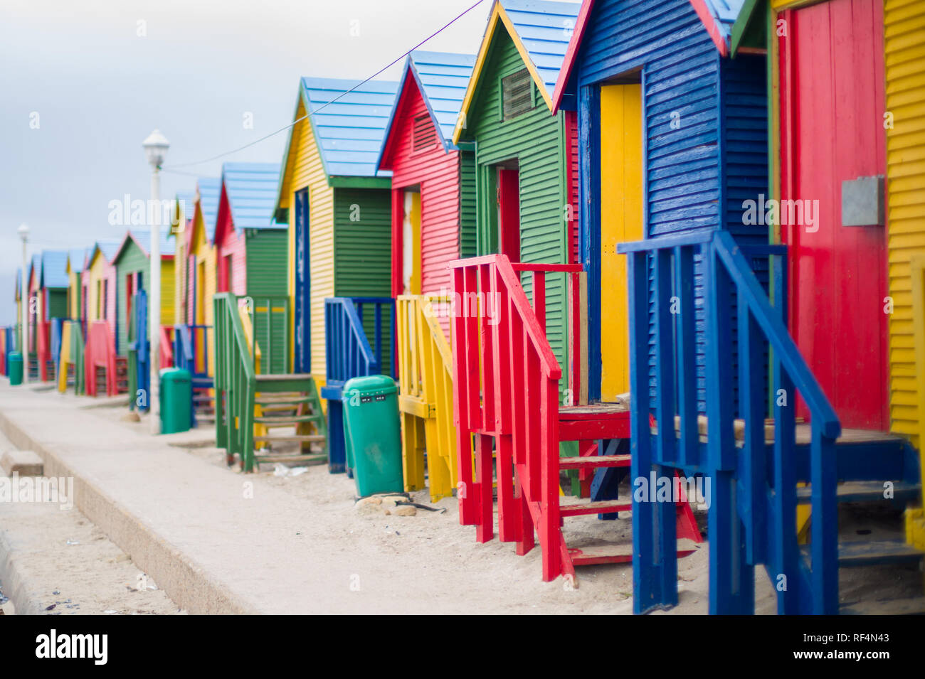 Questi pittoresca spiaggia di capanne in Saint James su False Bay, Città del Capo, Provincia del Capo Occidentale e Sud Africa sono icone di estate vacanze in spiaggia a Cape Town. Foto Stock