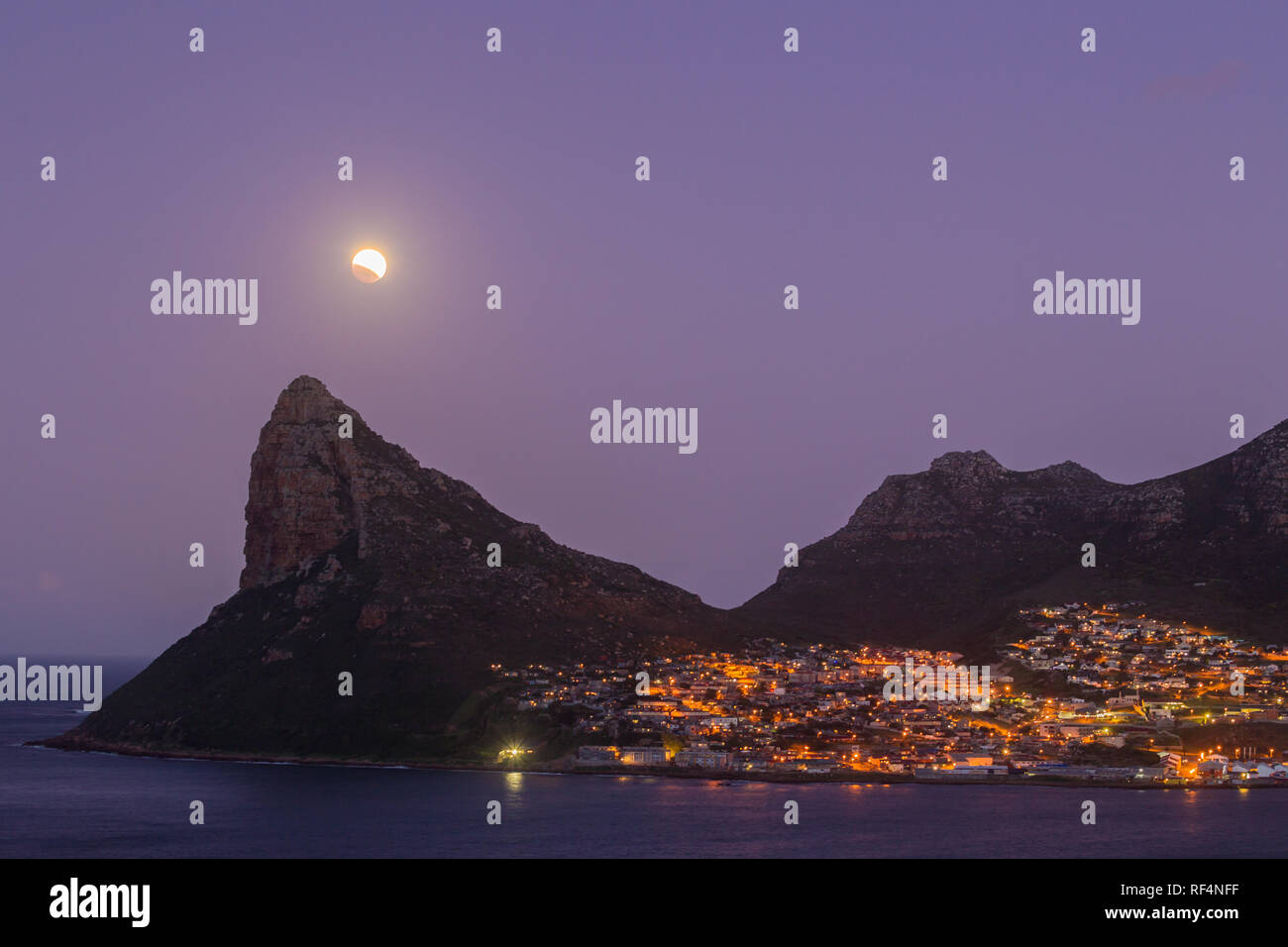Il 28 settembre 2015 un raro sangue super luna eclissi totale in cui si è verificato l'eclisse totale ha coinciso con la luna al perigeo e un harvest moon. Foto Stock