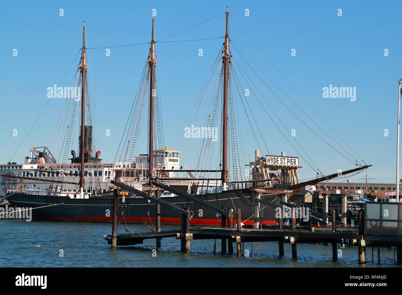 Goletta storico C un Thayer ormeggiato a Hyde Street Pier in San Francisco harbor, Stati Uniti d'America Foto Stock