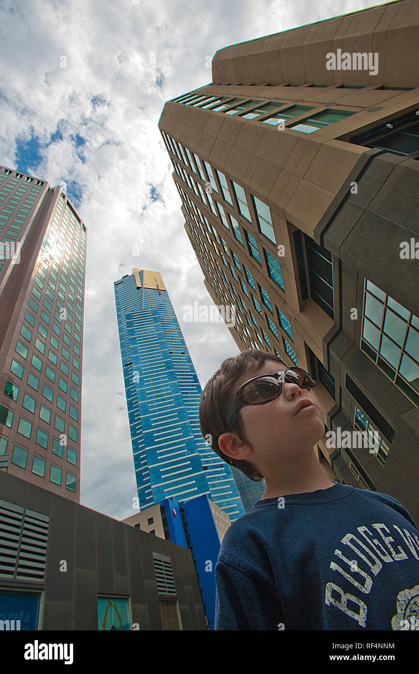 Ragazzo nella città di Melbourne, Victoria, Australia Foto Stock