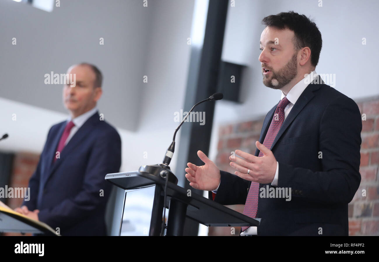 L-R Micheal Martin del Fianna Fail e colonna Eastwood del SDLP attesa conferenza stampa congiunta a Belfast come i loro partiti politici annunciano un nuovo accordo di partenariato. Foto Stock