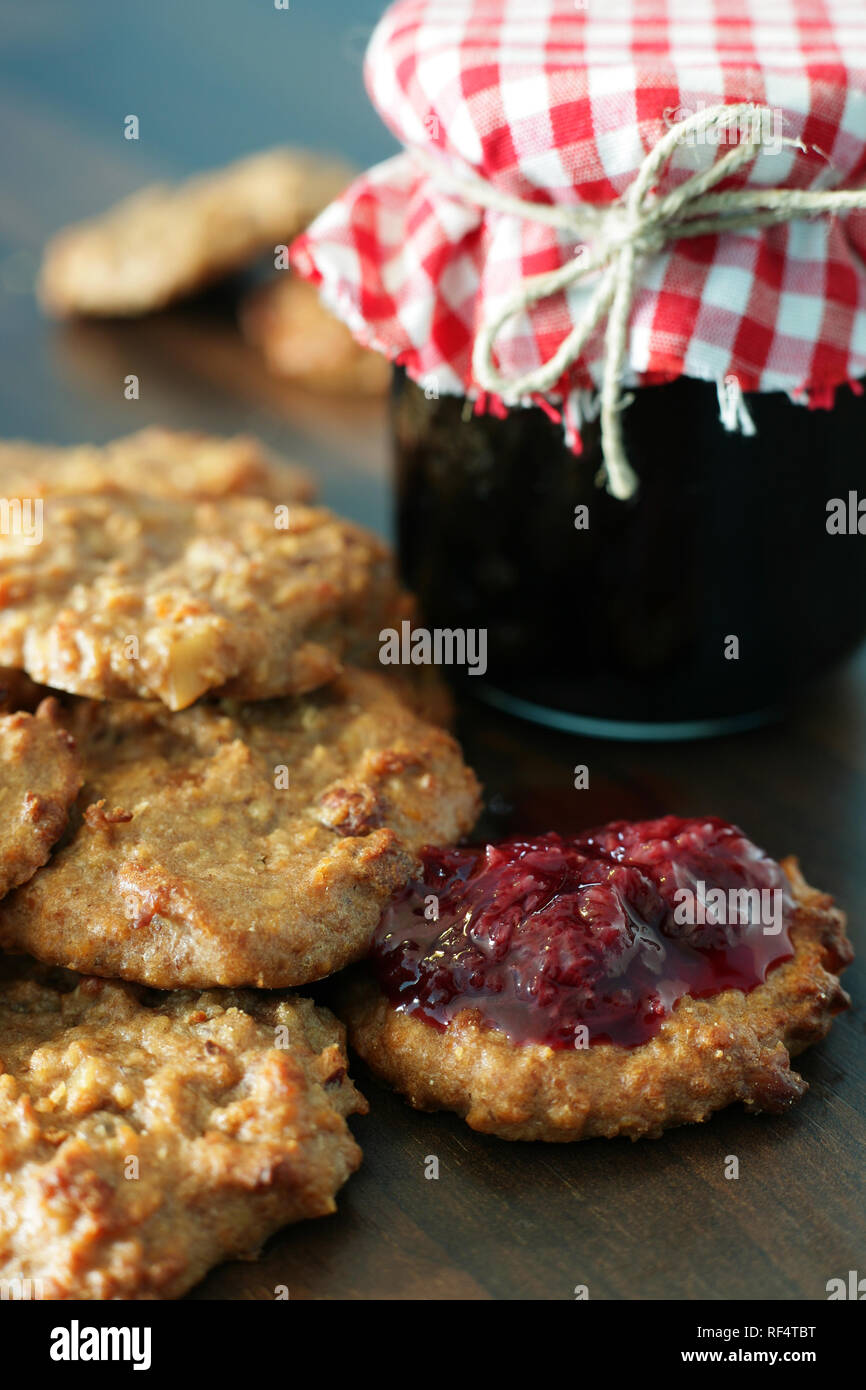 Fatto in casa i cookies di avena con confettura di prugne Foto Stock