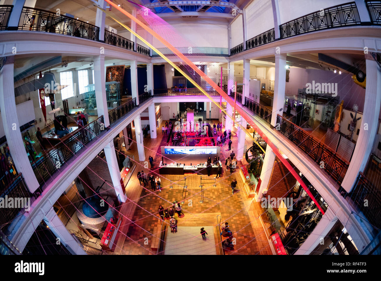 Science Museum Main Atrium Londra // LONDRA, Regno Unito — l'atrio principale del Science Museum a South Kensington, Londra. Questo museo di fama mondiale, fondato nel 1857, ospita una vasta collezione di mostre scientifiche, tecnologiche, ingegneristiche e matematiche. Il museo espone l'evoluzione della scoperta scientifica e dell'innovazione industriale dal XVIII secolo ai giorni nostri. Foto Stock