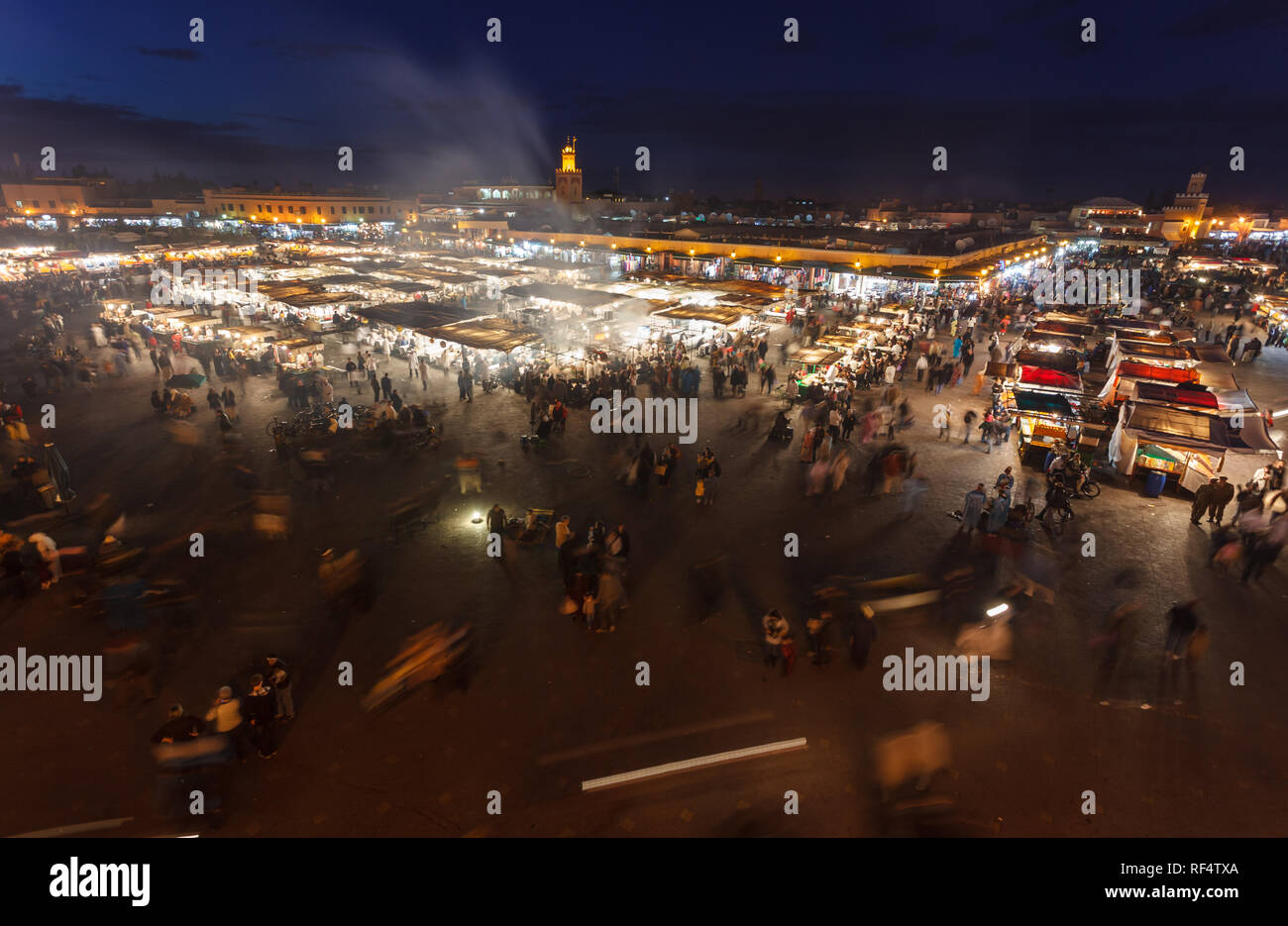 Le persone andare e venire al mercato di Marrakesh di notte visto dal di sopra Foto Stock