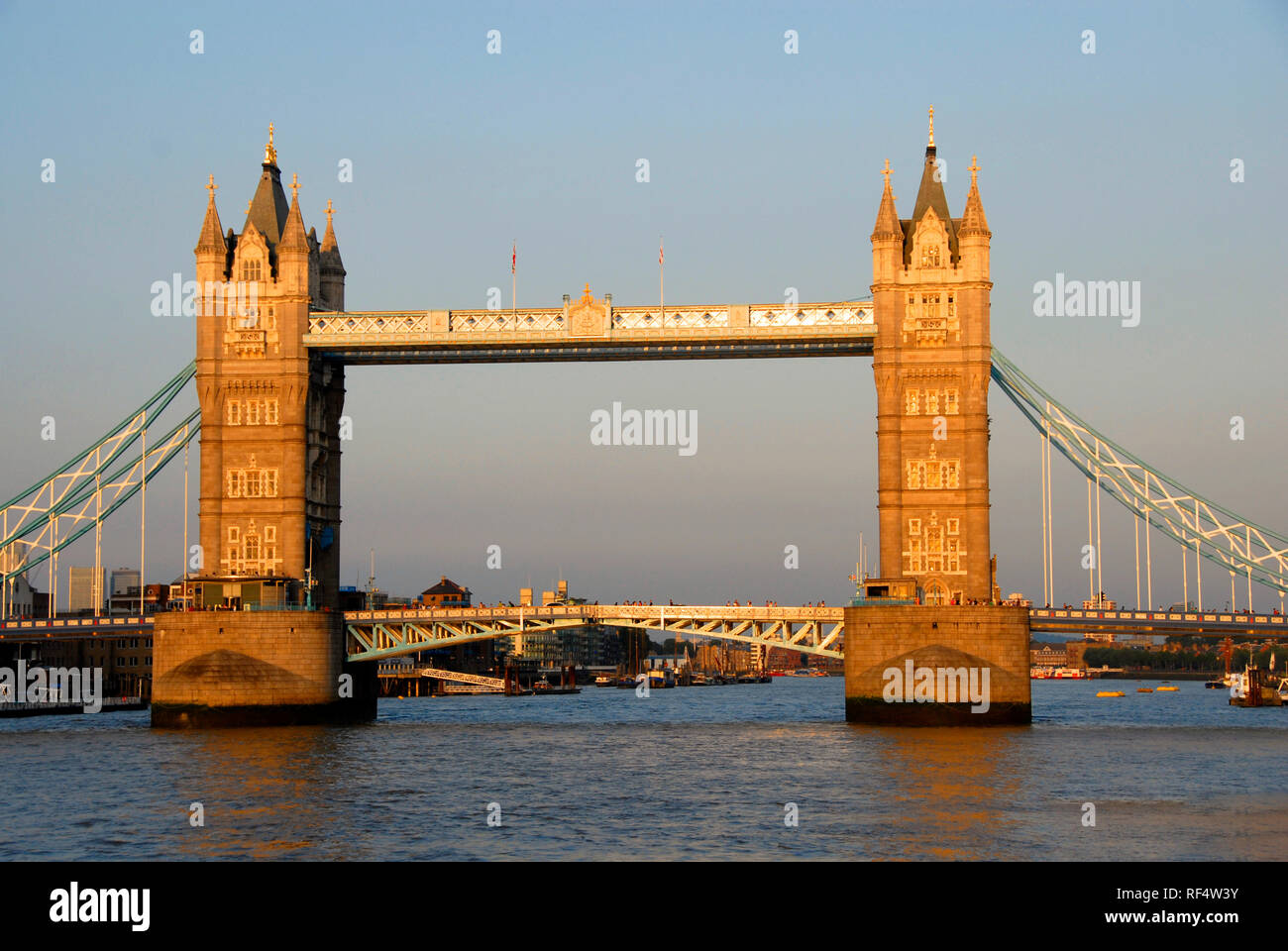 Il Tower Bridge di Londra, Inghilterra riflette il bagliore del sole di sera. Foto Stock