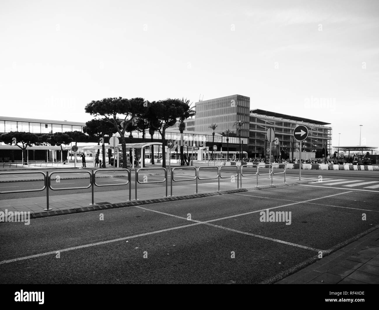 Barcellona, Spagna - Nov 11, 2017: ampia immagine dell'aeroporto internazionale di Barcellona El Prat con terminale nelle vicinanze Parcheggio edificio - in bianco e nero Foto Stock