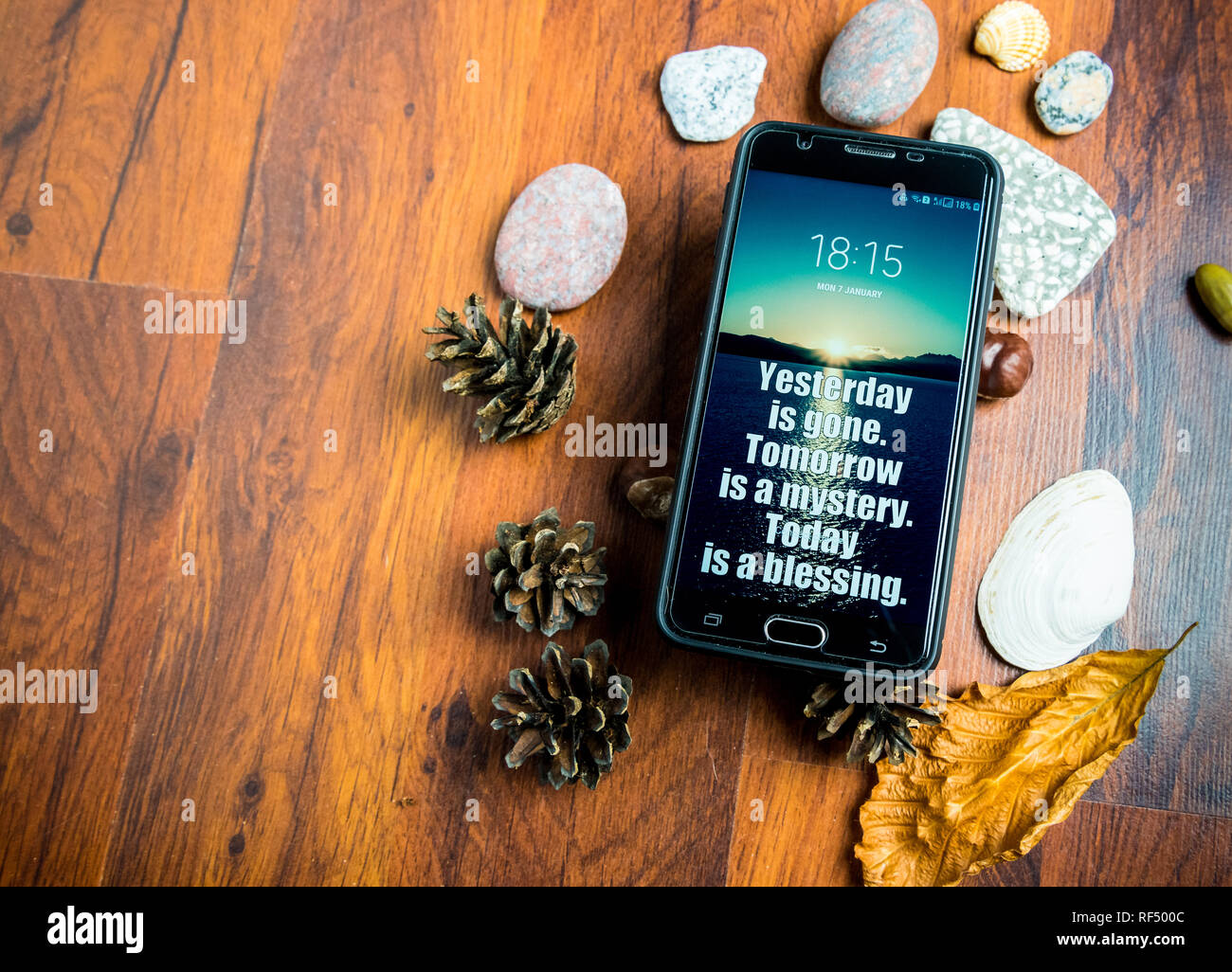 Annuncio della Scrittura che mostra testo ieri è andato, domani è un mistero, oggi è una benedizione. Il concetto di business per la motivazione scritta di successo o Foto Stock