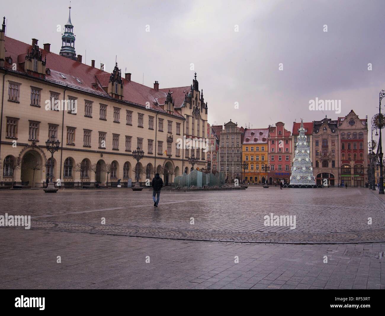 Piazza del mercato o Rynek con un albero di Natale su terreni innevati e giornata piovosa, Wroclaw, Polonia Foto Stock