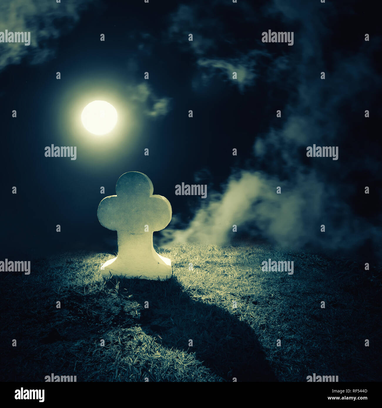 Oscura notte spooky paesaggio con tomba abbandonata e pietra di memoria su haunted lonely planet sotto la luna piena cielo drammatico. Il male e il concetto di incubo Foto Stock