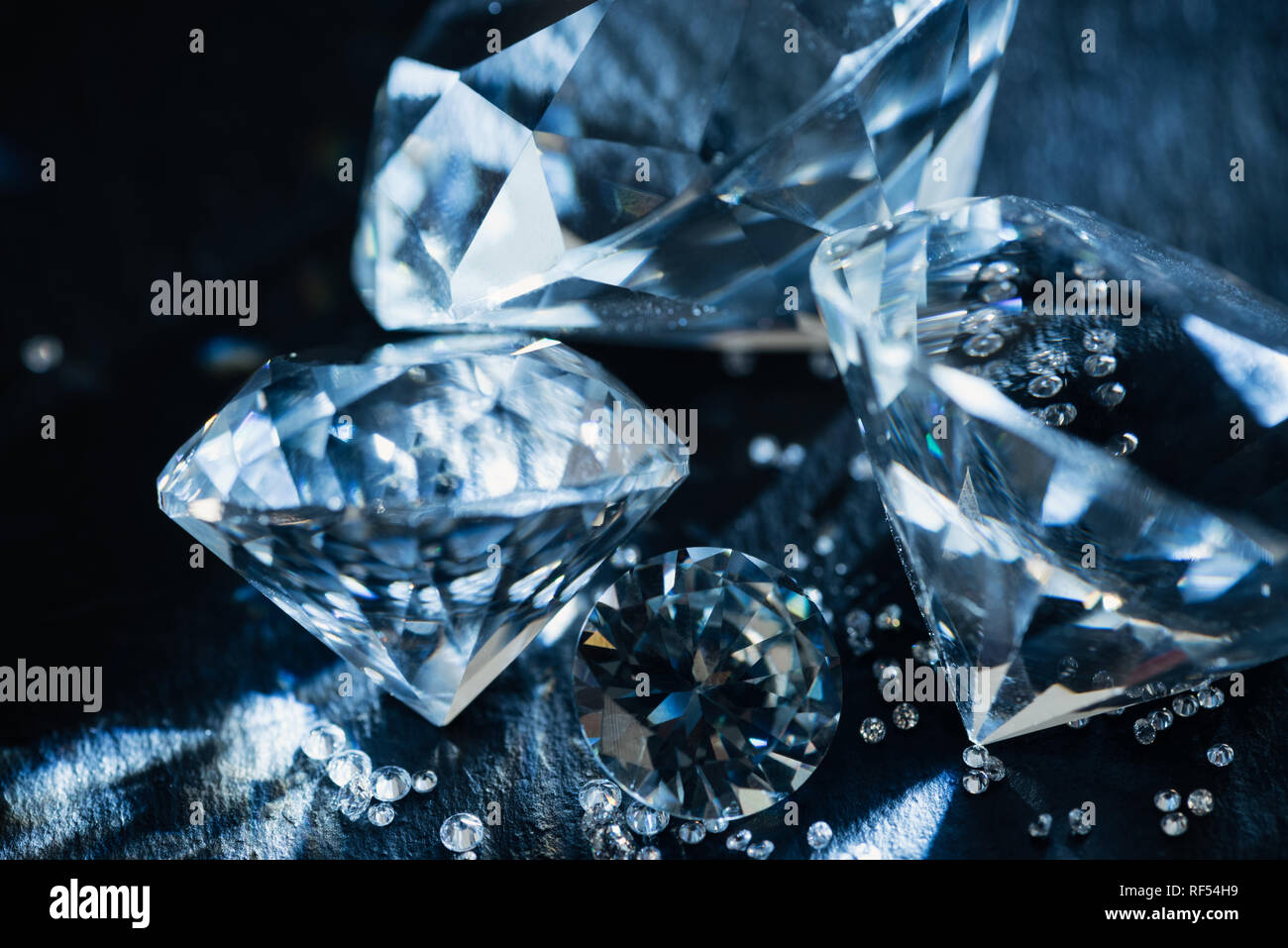 Close up di puro i diamanti blu su sfondo nero Foto Stock