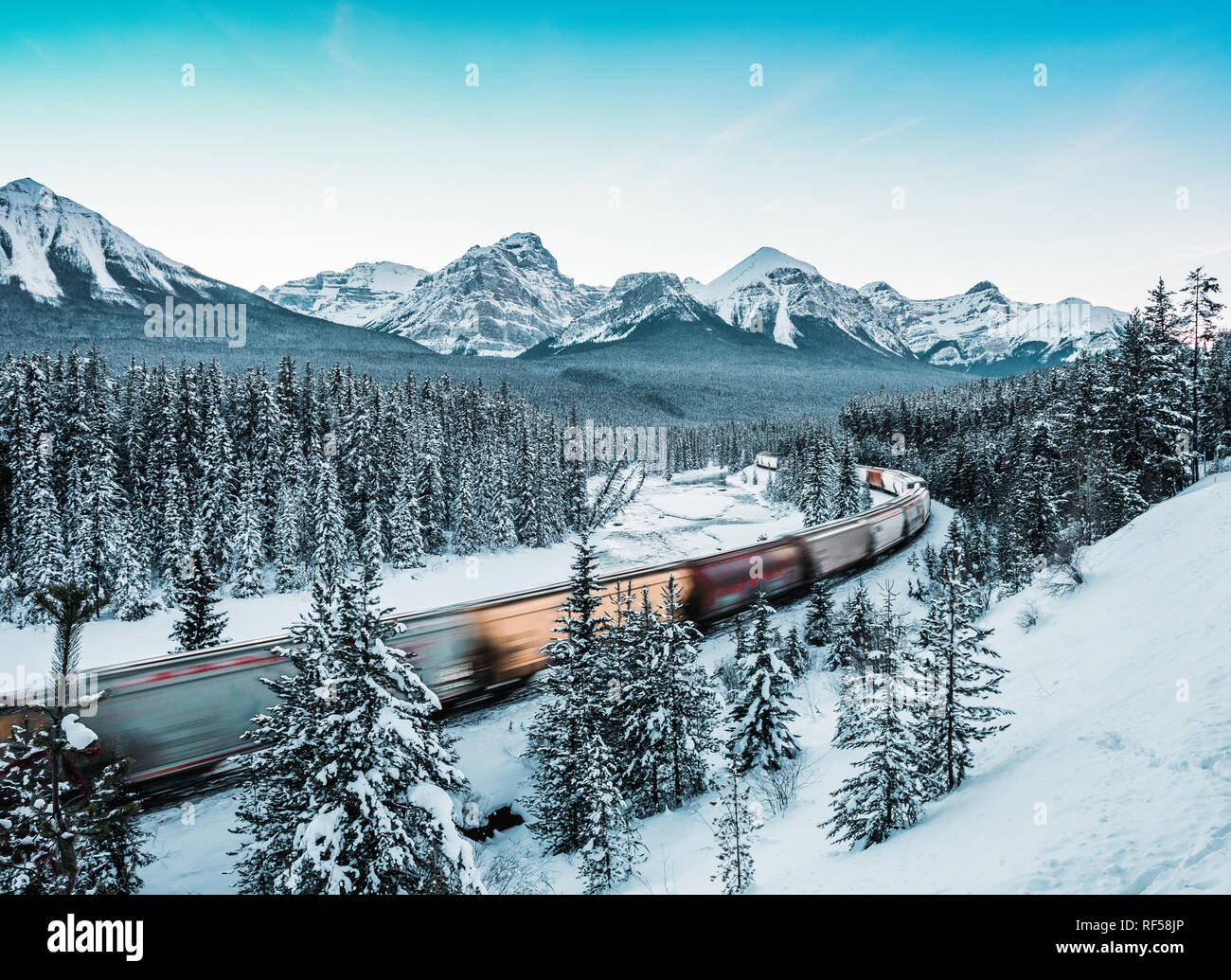 Morant la curva con il treno in inverno, il Parco Nazionale di Banff, AB, Canada Foto Stock