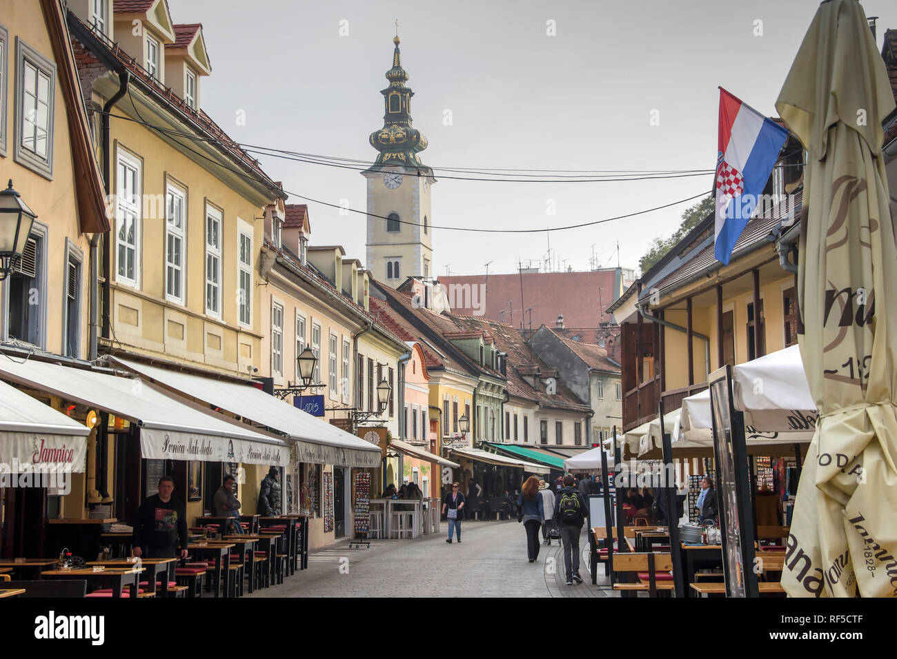 Zagabria, Croazia, Novembre 2018 - Visualizzazione a Tkalciceva Street con i turisti e la gente del posto visitando pub e caffetterie Foto Stock