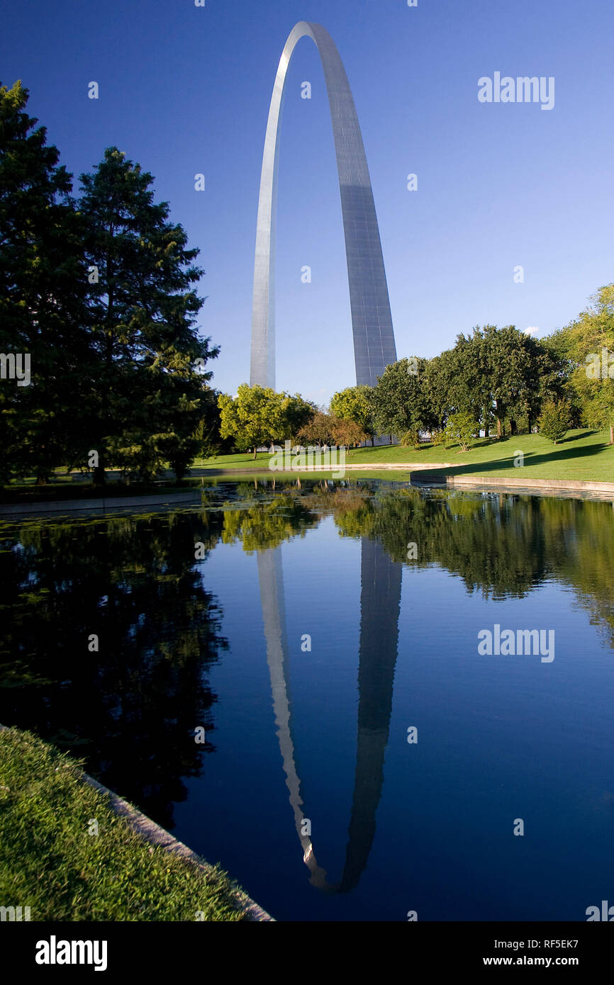 Il Gateway Arch è la città meglio noto punto di riferimento e una popolare attrazione turistica nel centro cittadino di Saint Louis, Missouri. L'Arco è la nazione più alto Foto Stock