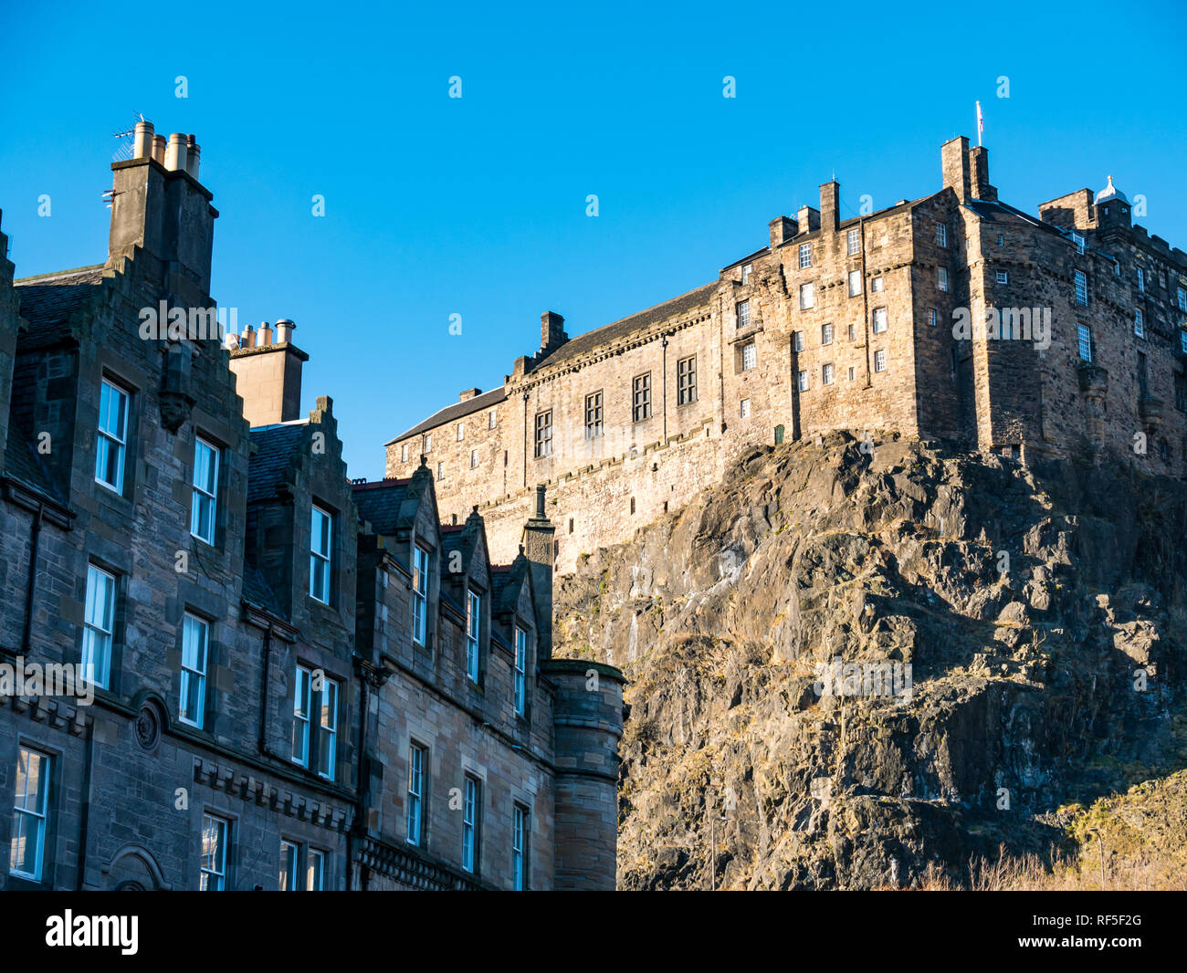 Il Castello di Edimburgo in inverno al sole con casamento, Grassmarket, Edimburgo, Scozia, Regno Unito Foto Stock