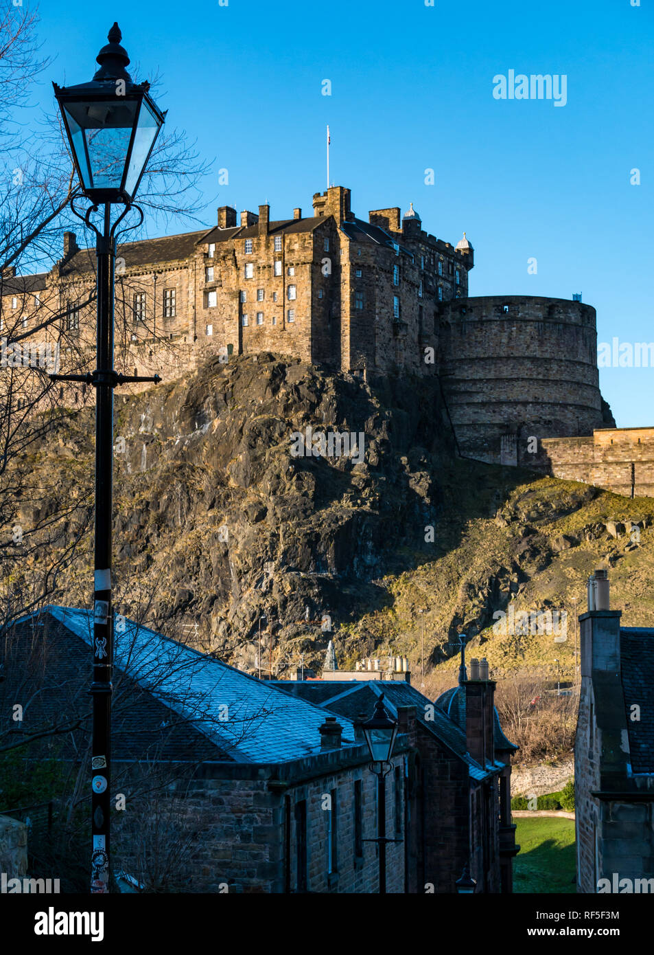 Vista sul Castello di Edimburgo in inverno al sole con il vecchio lampione e il gelo sul tetto, Edimburgo, Scozia, Regno Unito Foto Stock