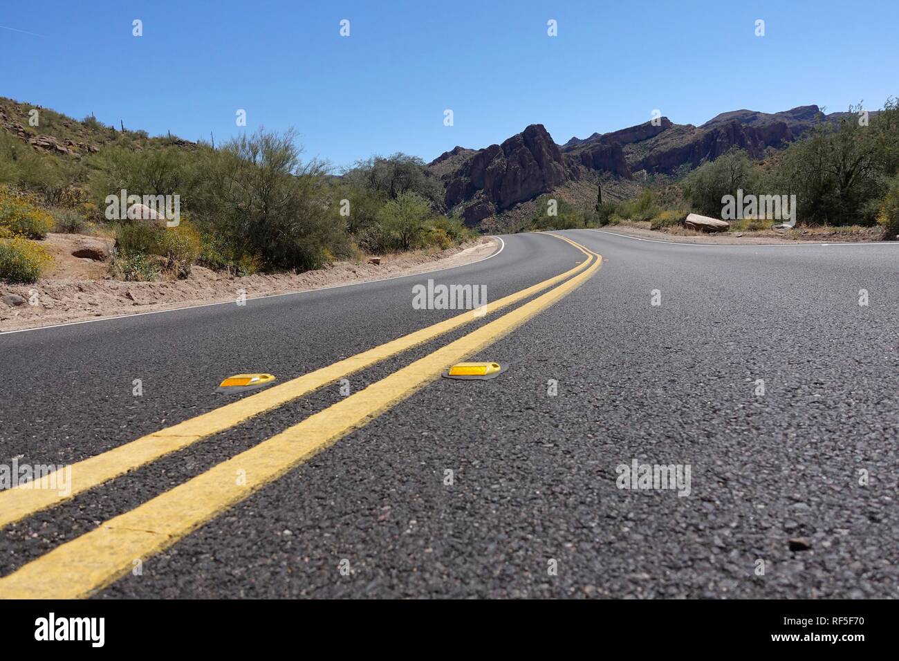 Una vista di un vuoto di avvolgimento su strada attraverso il deserto in Arizona. Foto Stock