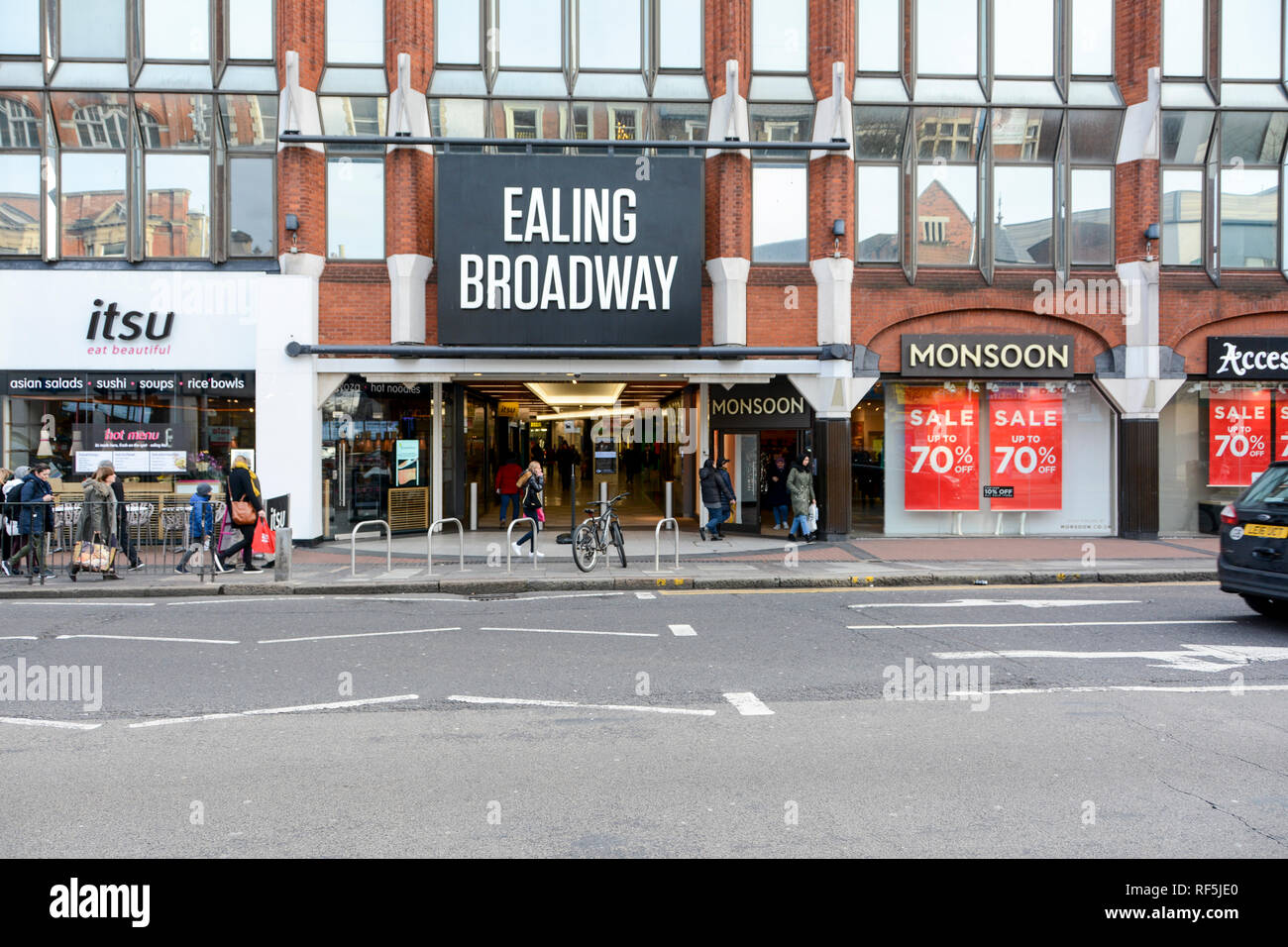 La facciata esterna e ingresso alla stazione di Ealing Broadway shopping centre, il Broadway, Londra W5, Regno Unito Foto Stock