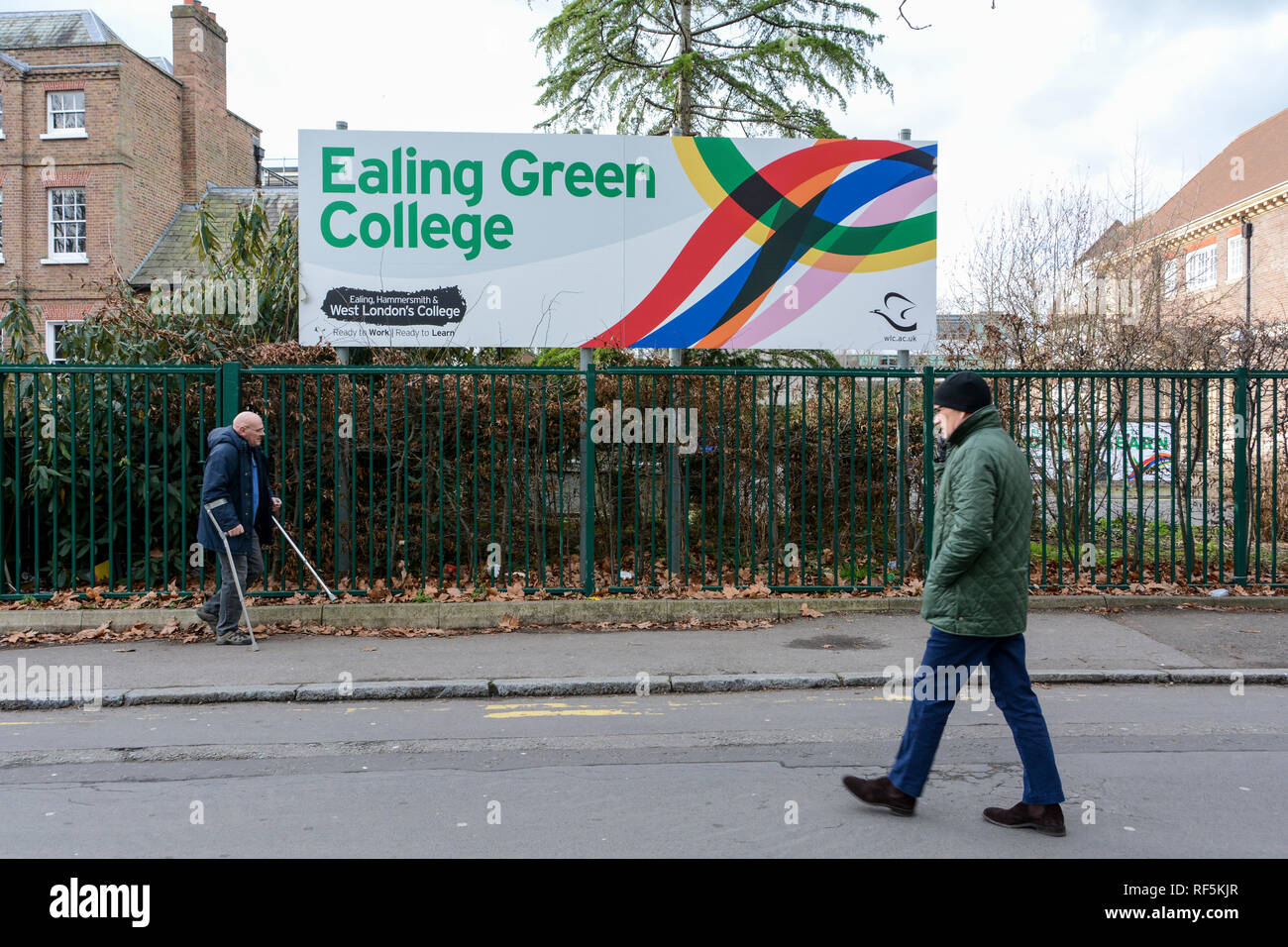 Digital Signage al di fuori di Ealing Green College, il verde, Ealing, London, W5, Regno Unito Foto Stock