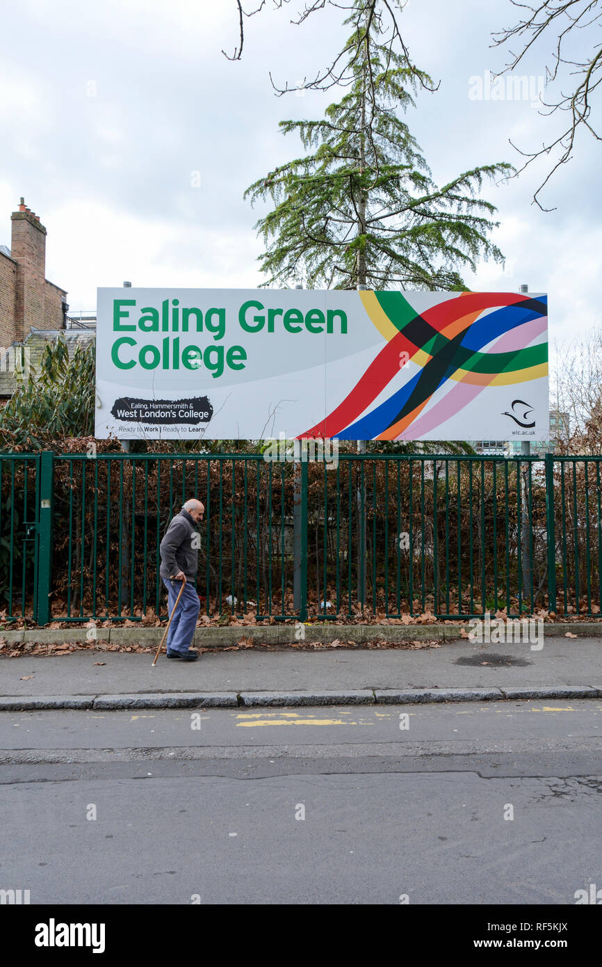 Digital Signage al di fuori di Ealing Green College, il verde, Ealing, London, W5, Regno Unito Foto Stock