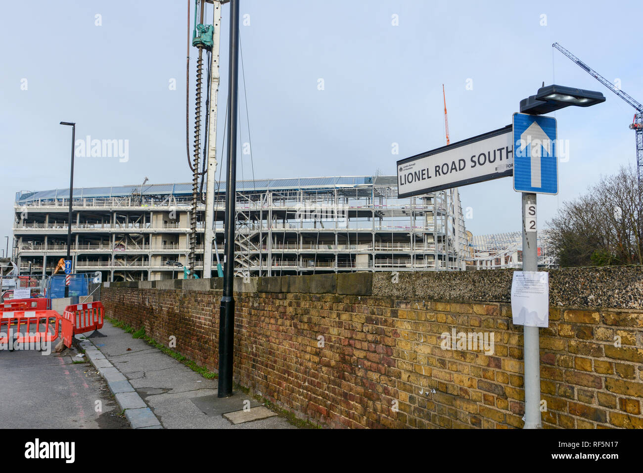 Kew Bridge station con la nuova comunità di Brentford Stadium, casa di Brentford Football Club, essendo costruito in background. Foto Stock